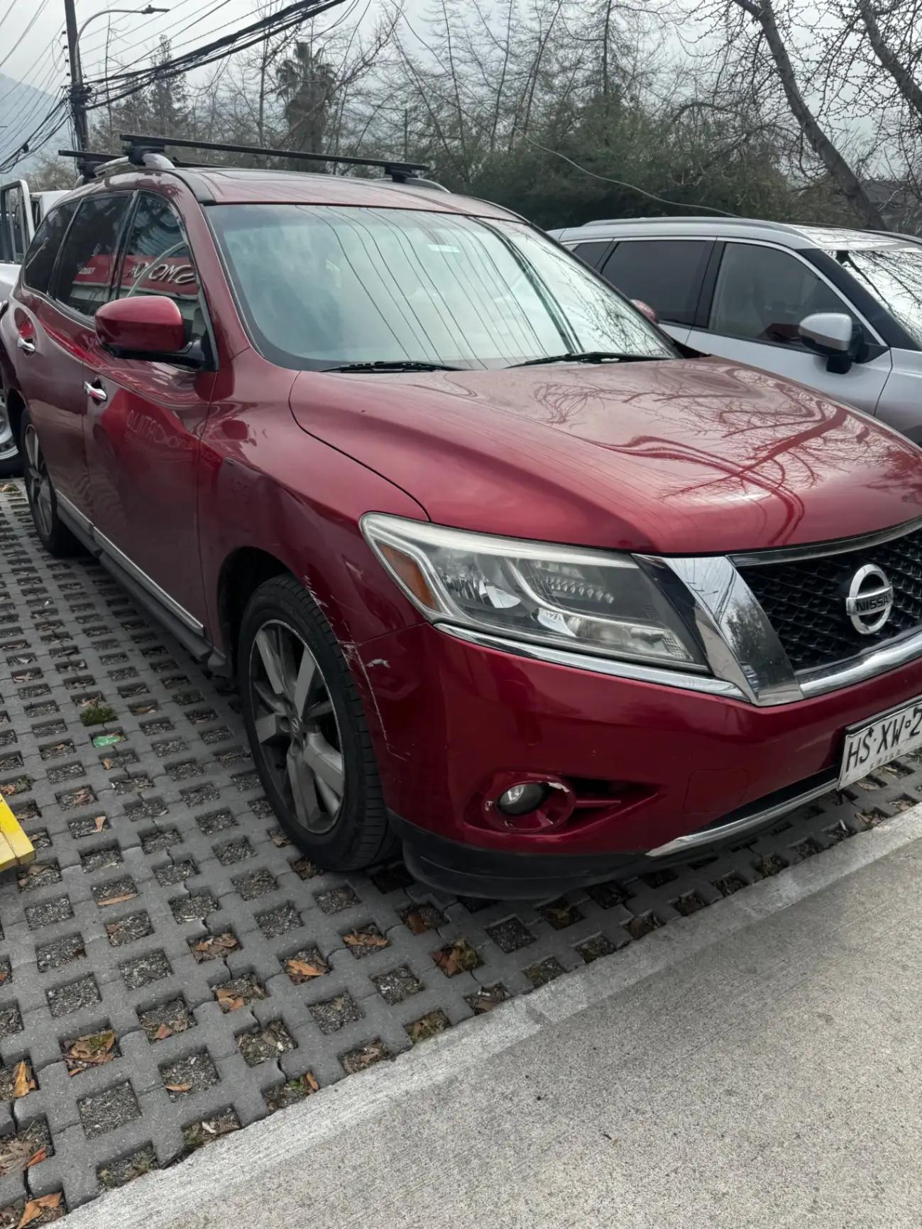 Station Wagon Nissan Pathfinder