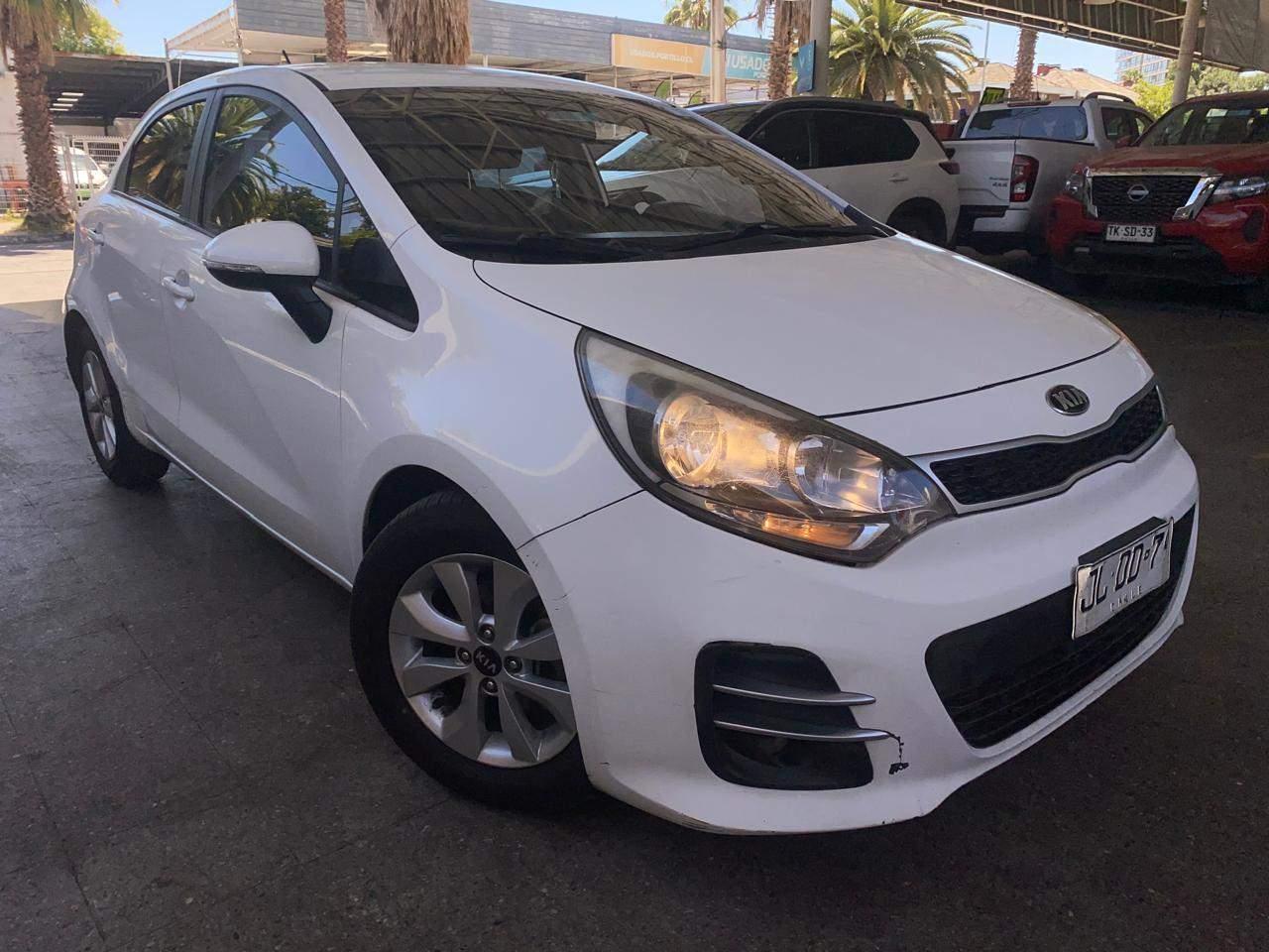 Automovil Kia Rio 5