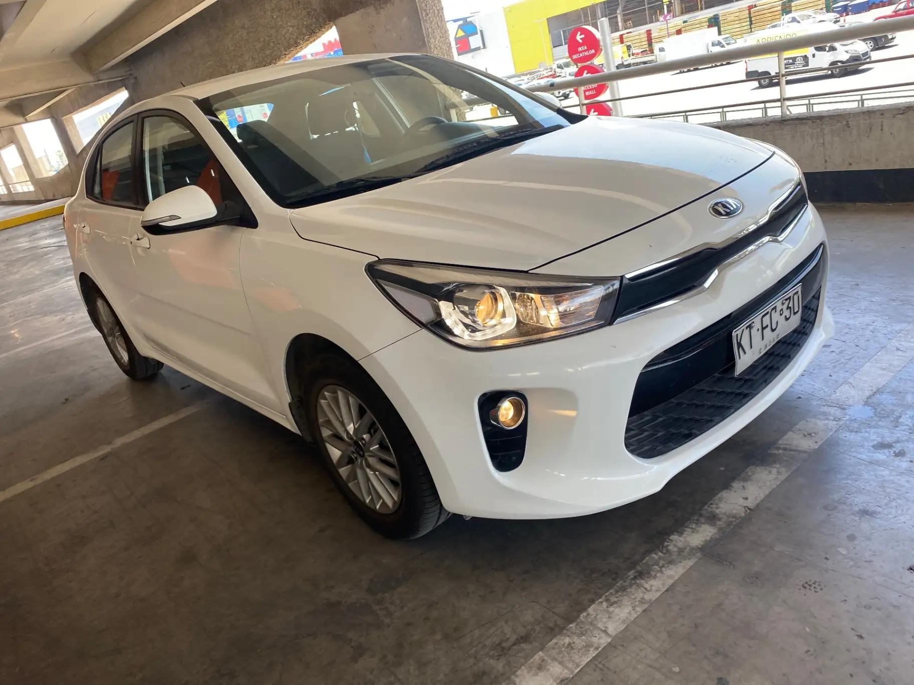 Sedan Kia Rio 4