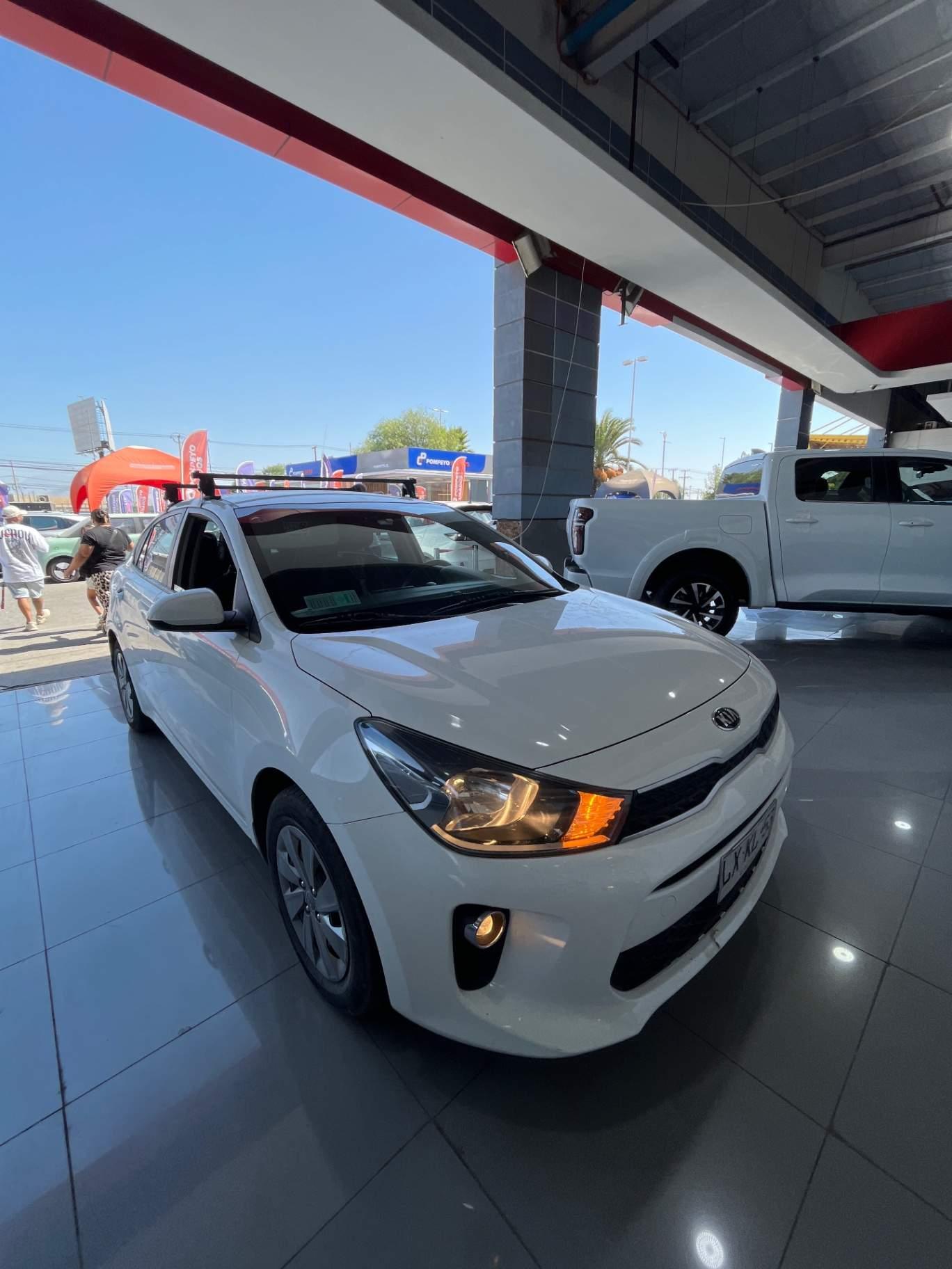 Automovil Kia Rio4