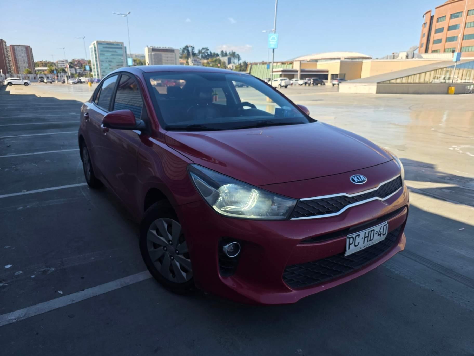 Automovil Kia Rio4