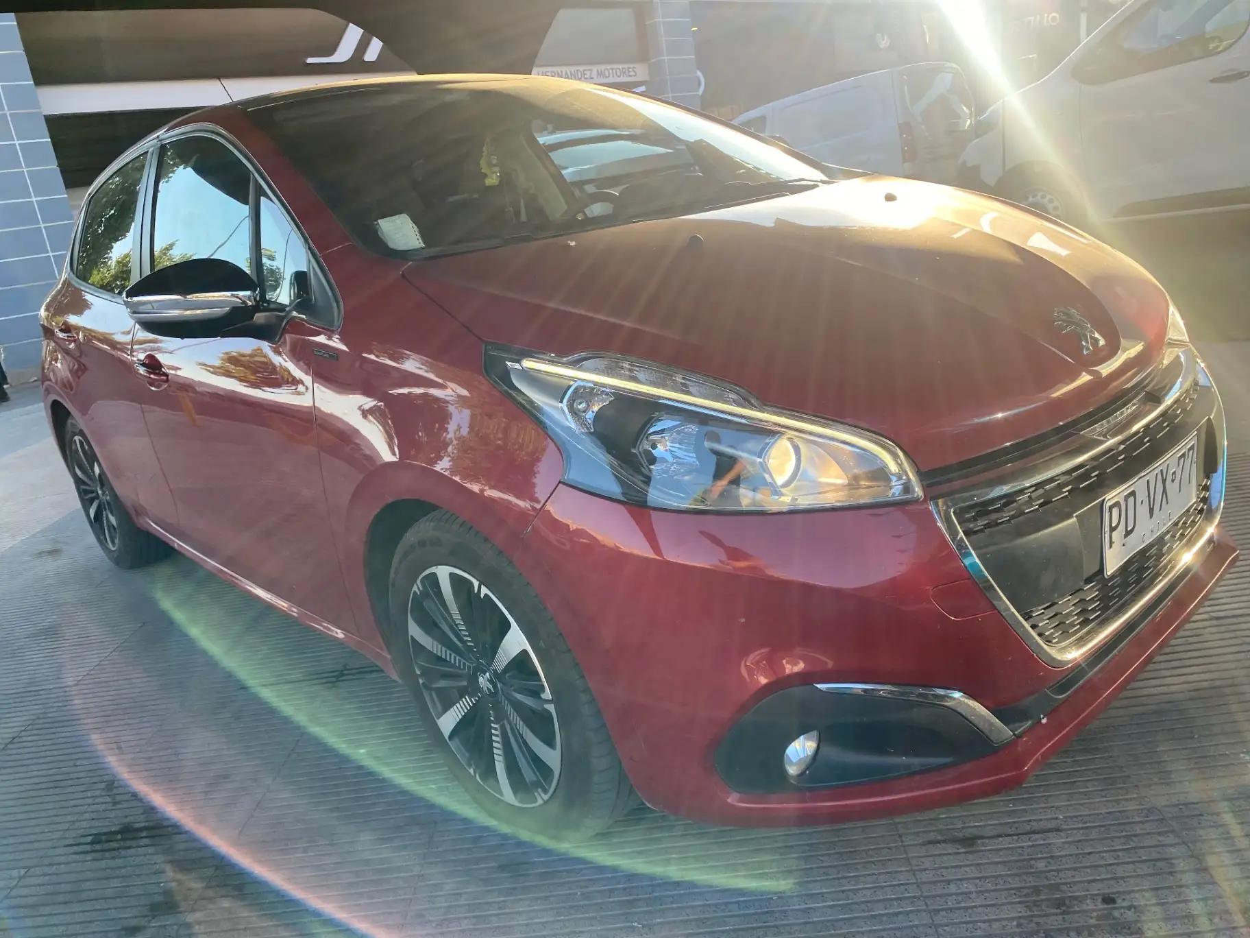 Automovil Peugeot 208