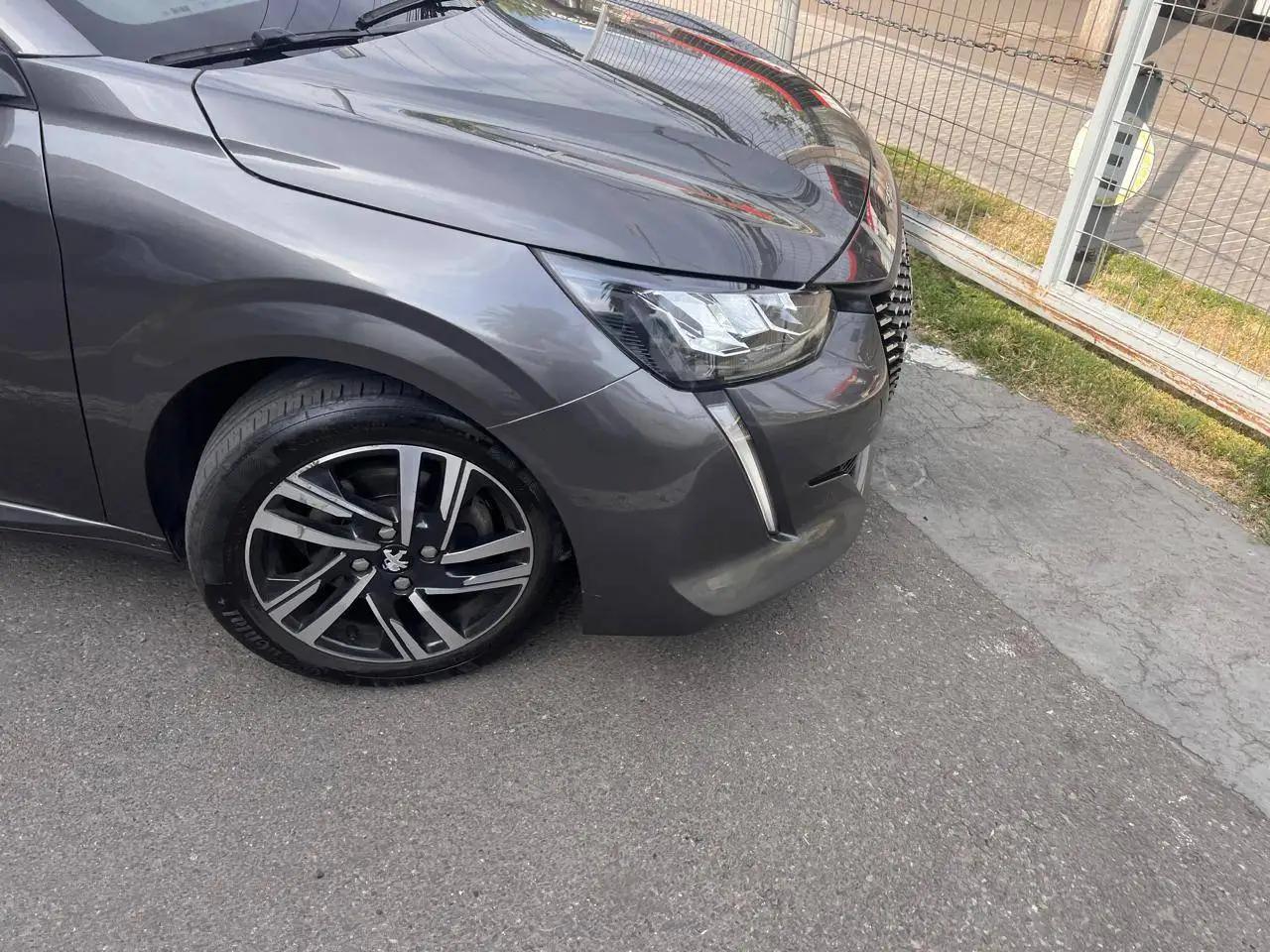 Automovil Peugeot 208