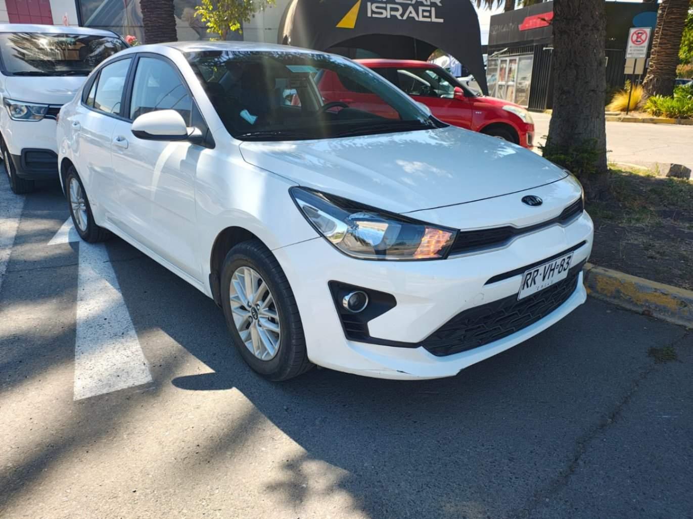 Automovil Kia Rio4