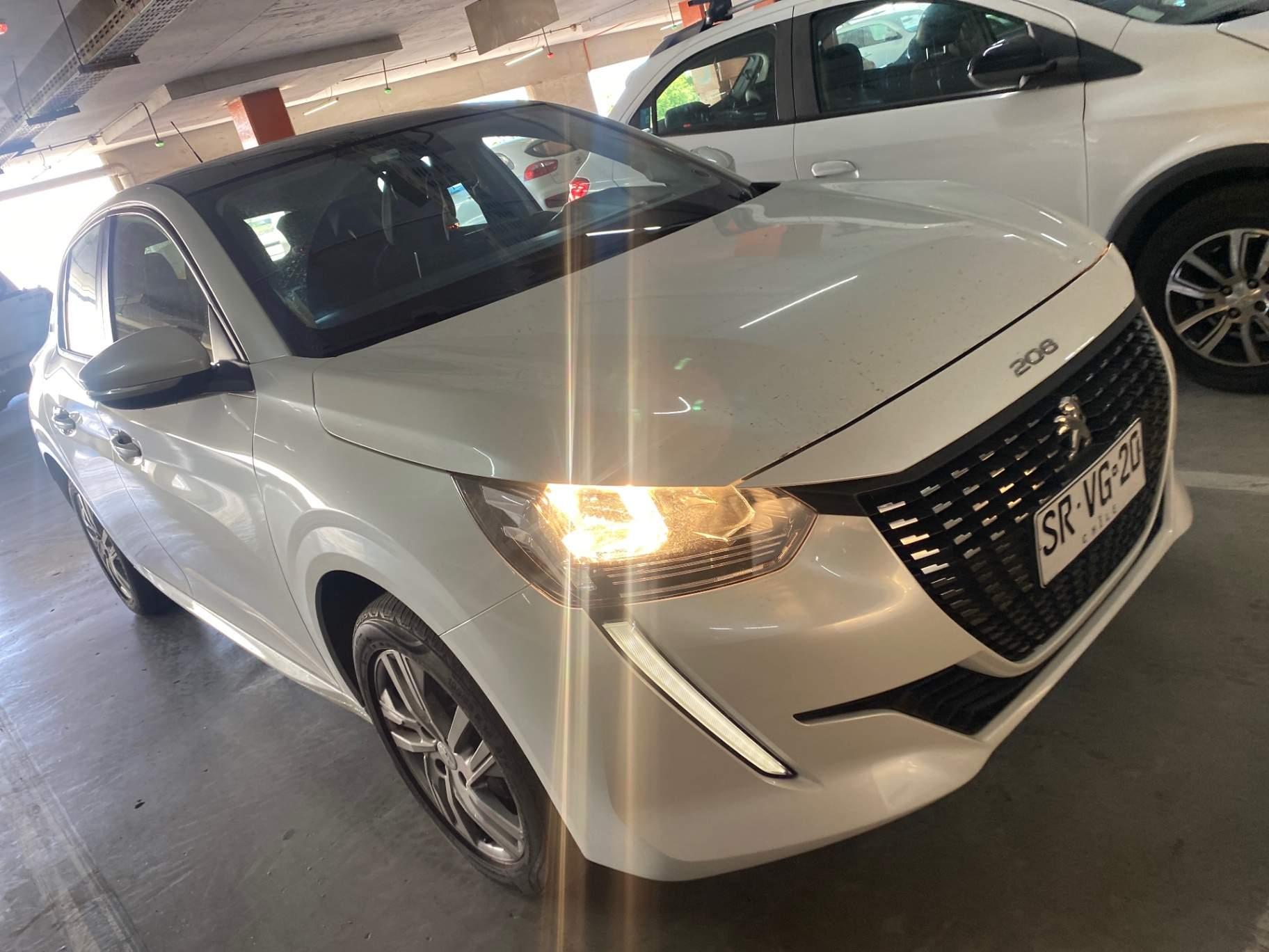 Automovil Peugeot 208