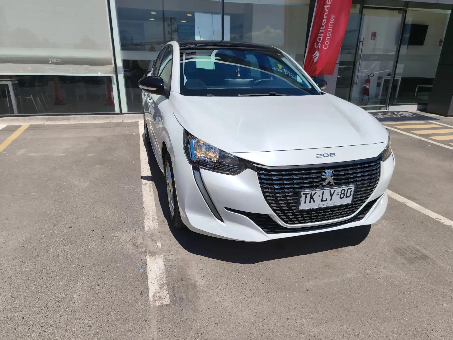 Automovil Peugeot 208