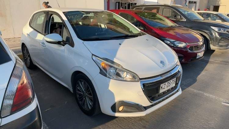 Automovil Peugeot 208