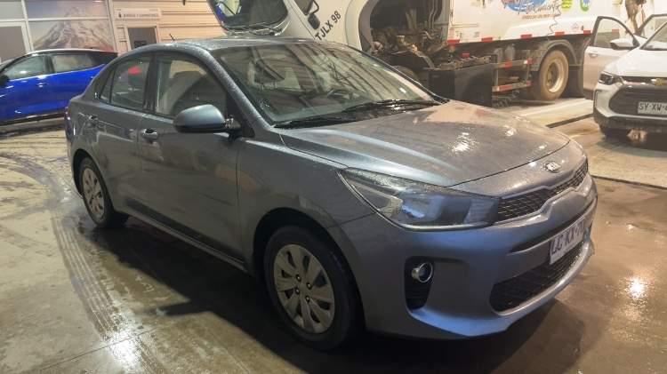 Automovil Kia Rio4