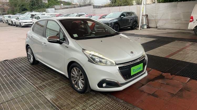Automovil Peugeot 208