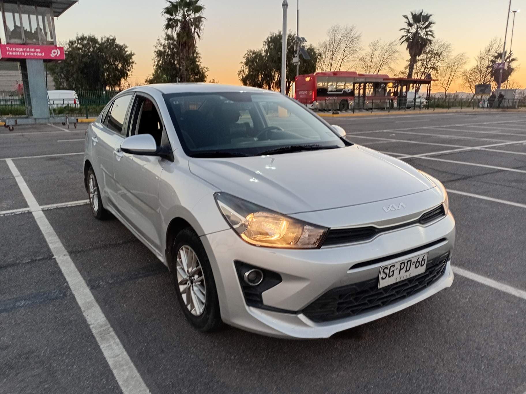 Automovil Kia Rio4