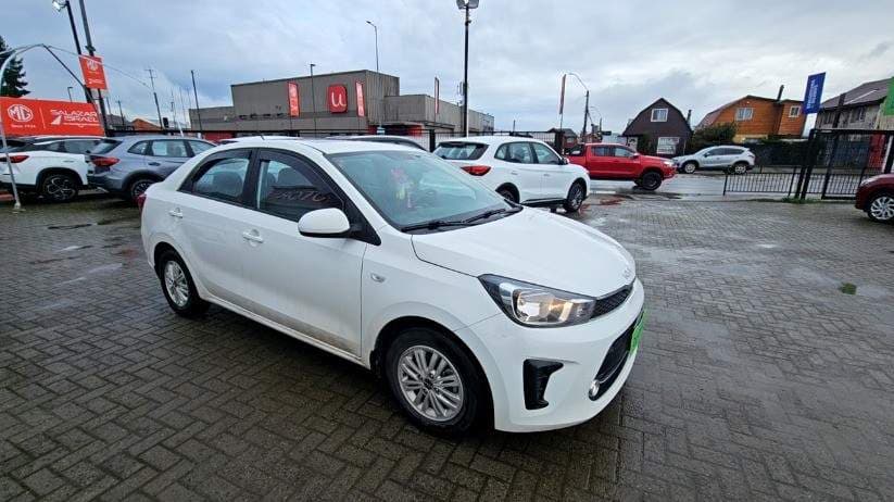 Automovil Kia Soluto