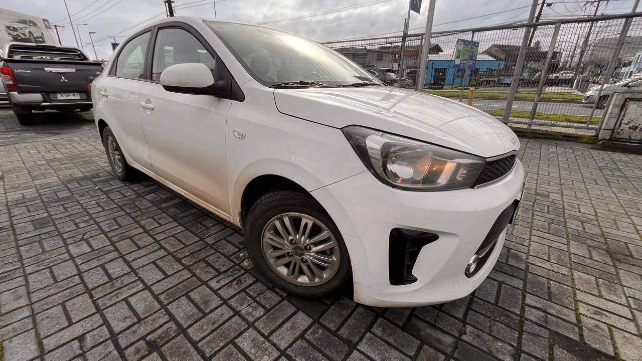 Automovil Kia Soluto